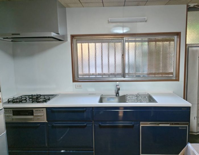 ダークブルーが映えるキッチン